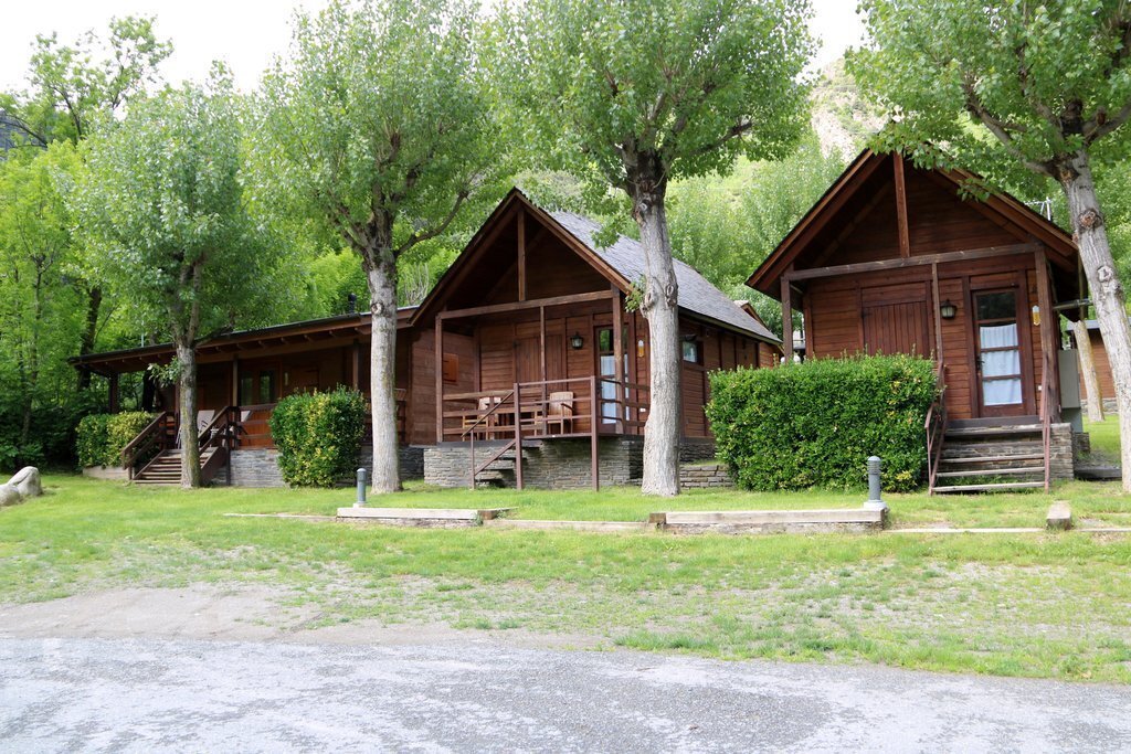 Pla general de bungalous a un càmping de la Guingueta d'Àneu, al Pallars Sobirà, el 13 de maig del 2020. (horitzontal)
