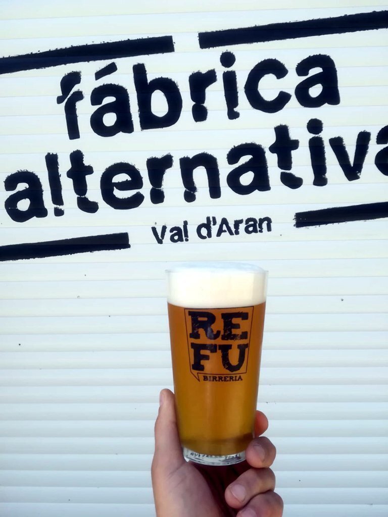 Imatge d'una cervesa de la cervesera local Refu de la Val d'Aran. (horitzontal)