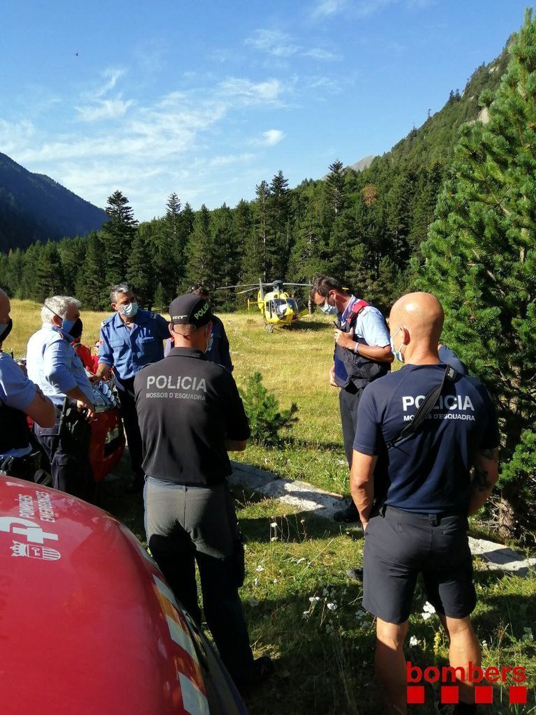 Bombers i policies reben instruccions en l'operatiu de recerca de l'excursionista desaparegut a la Vall de Boí, el 8 d'agost del 2020 (Vertical).