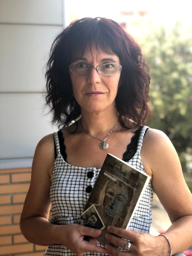 La historiadora Noemí Riudor amb el llibre 'Memòria històrica. Fent recerca del Pirineu a l'Ebre' a les mans. Imatge del 7 d'agost del 2020. (vertical)