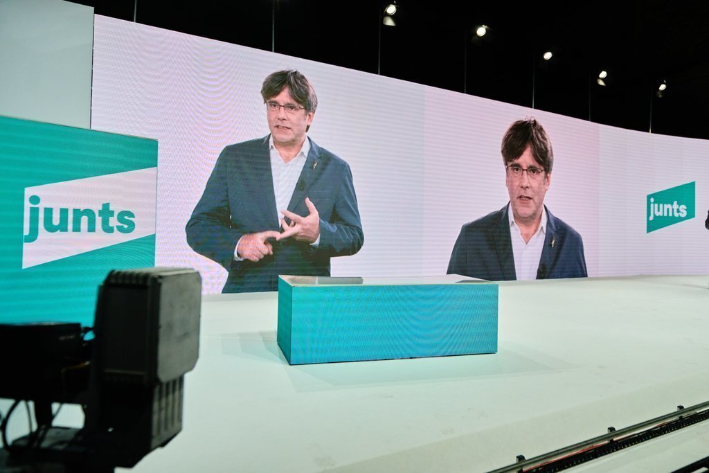 Carles Puigdemont intervé per vídeo a l'acte polític de la fundació de JxCat, el 25 de juliol de 2020 (Horitzontal)