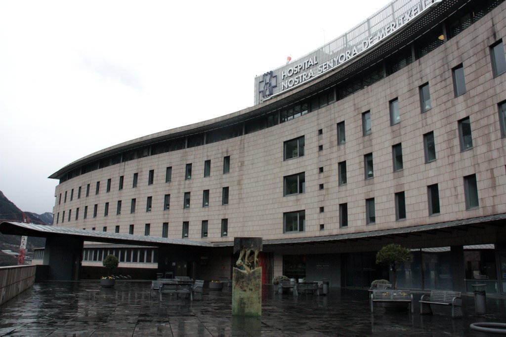 Pla general de l'entrada de l'Hospital Nostra Senyora de Meritxell d'Andorra des de la terrassa d'accés a la recepció. Imatge del 2 de març de 2020 (Horitzontal).