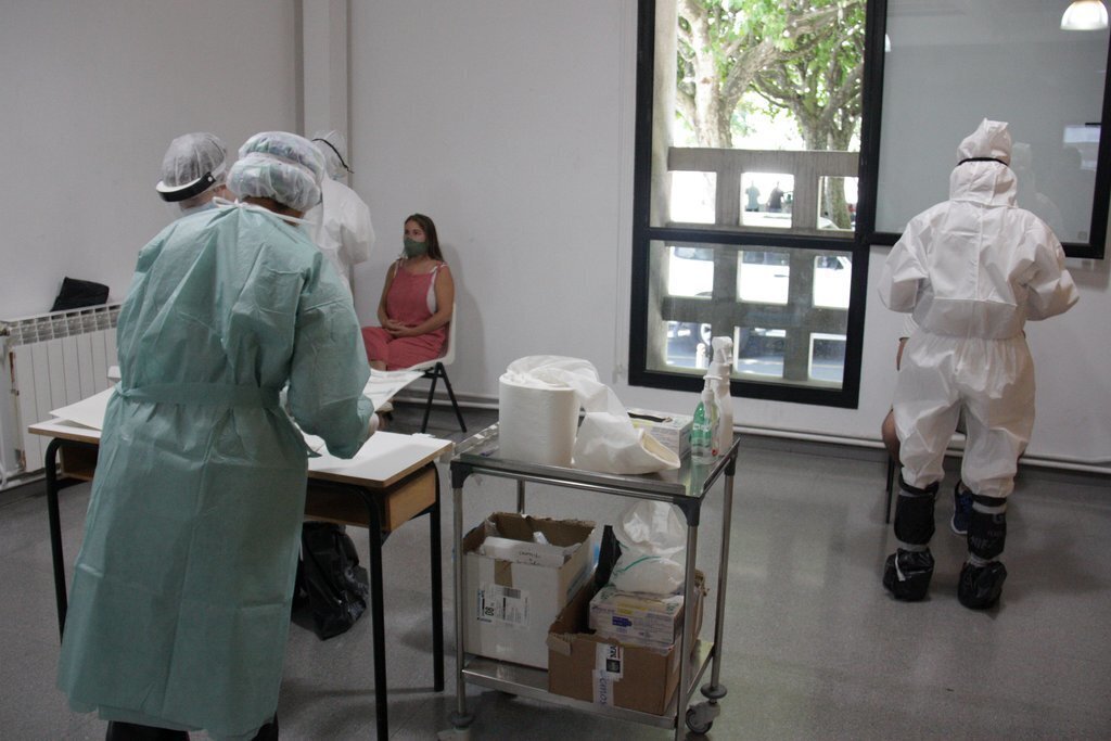 Pla obert d'una persona participant en un cribratge de la covid-19 en una de les sales del Centre Cívic de la Seu d'Urgell. Imatge del 20 d'agost de 2020 (Horitzontal).