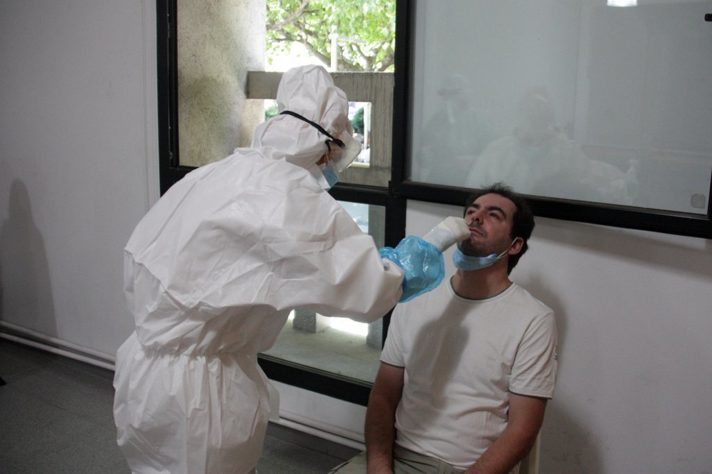 Pla mitjà d'una persona participant en un cribratge de la covid-19 en una de les sales del Centre Cívic de la Seu d'Urgell. Imatge del 20 d'agost de 2020 (Horitzontal).