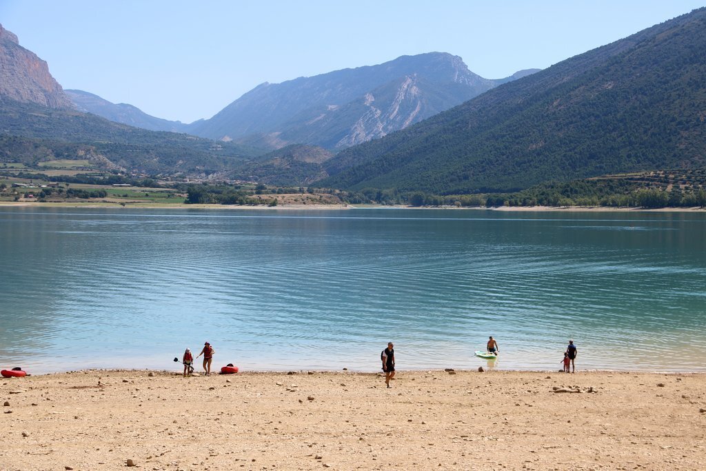 La zona de bany de Salàs de Pallars al pantà de Sant Antoni. Imatge del 20 d'agost del 2020. (horitzontal)