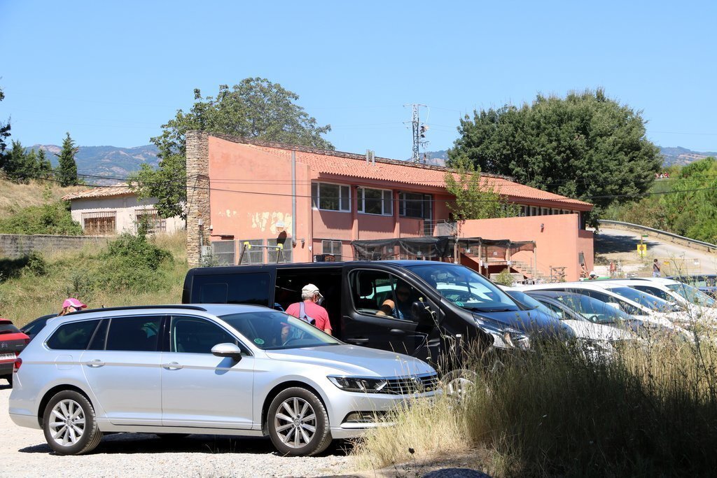 Pla general de vehicles estacionats a l'aparcament del pantà de Sant Antoni, al municipi de Salàs de Pallars. Imatge del 20 d'agost del 2020. (horitzontal)