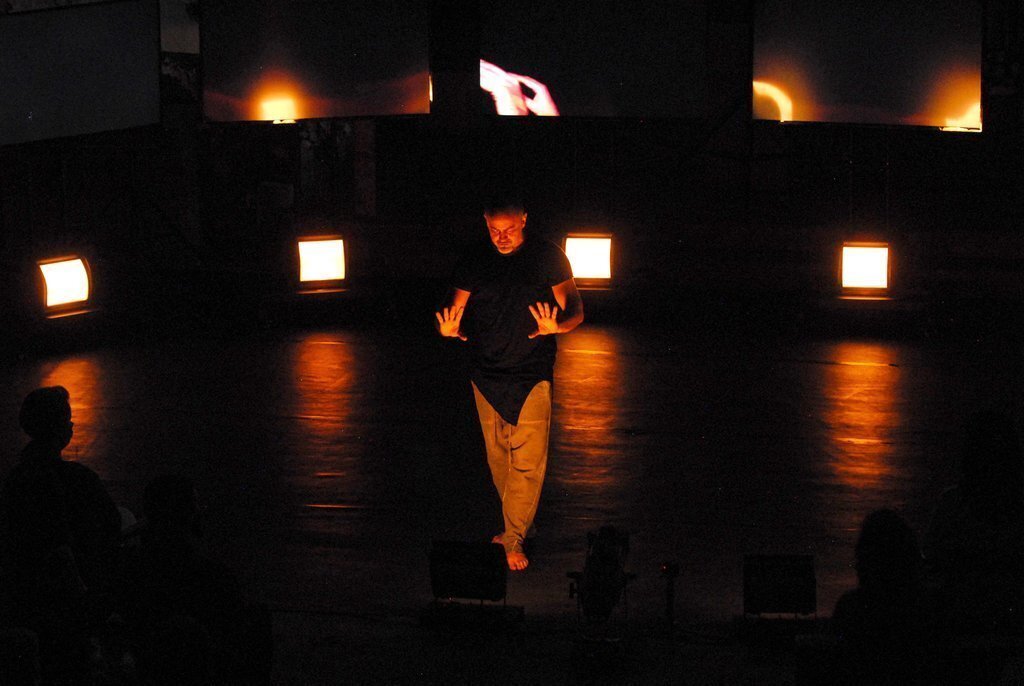 Pla obert del ballarí i coreògraf Roberto Olivan durant l'espectacle inaugural del 29è Dansàneu, el 23 d'agost de 2020. (Horitzontal)