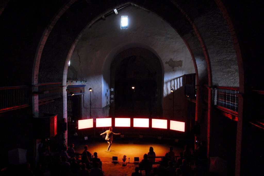Pla general del ballarí i coreògraf Roberto Olivan durant l'espectacle inaugural del 29è Dansàneu, el 23 d'agost de 2020. (Horitzontal)