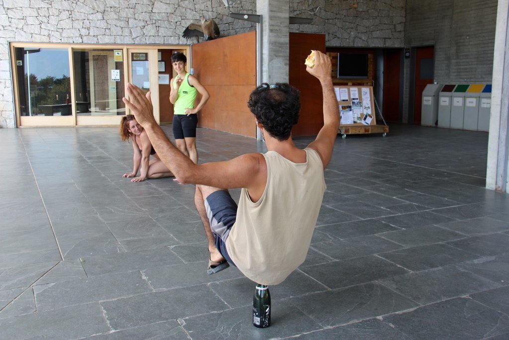 Pla obert on es veuen tres integrants del circ contemporani de Nilak, assajant per a l'espectacle que s'estrenarà al Dansàneu. Imatge del 27 d'agost de 2020 (Horitzontal).