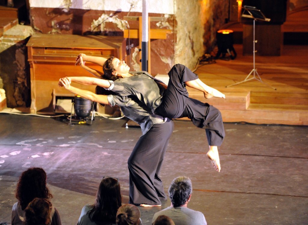 Pla tancat de l'actuació del Dansàneu de la polifonia vocal de La Nova Euterpe i la dansa de la Factoria Mascaró, el 30 d'agost de 2020. (Horitzontal)
