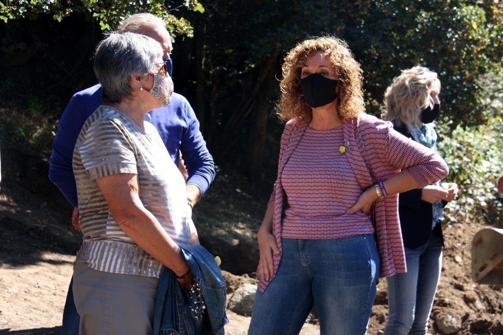 Pla americà de la consellera de Justícia, Ester Capella, parlant amb algunes persones assistents a l'acte d'obertura d'una fossa de la Guerra Civil a Sorpe, a l'Alt Àneu (Pallars Sobirà), el 2 de setembre de 2020 (Horitzontal).