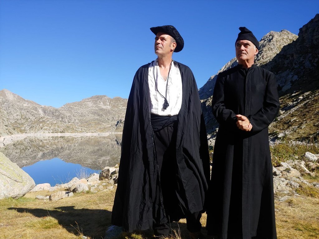 Pla general de dos figurants de la pel·lícula 'Pirineus 1883' que s'està rodant a la Vall Fosca (Pallars Jussà). Imatge del 4 de setembre de 2020 (Horitzontal).
