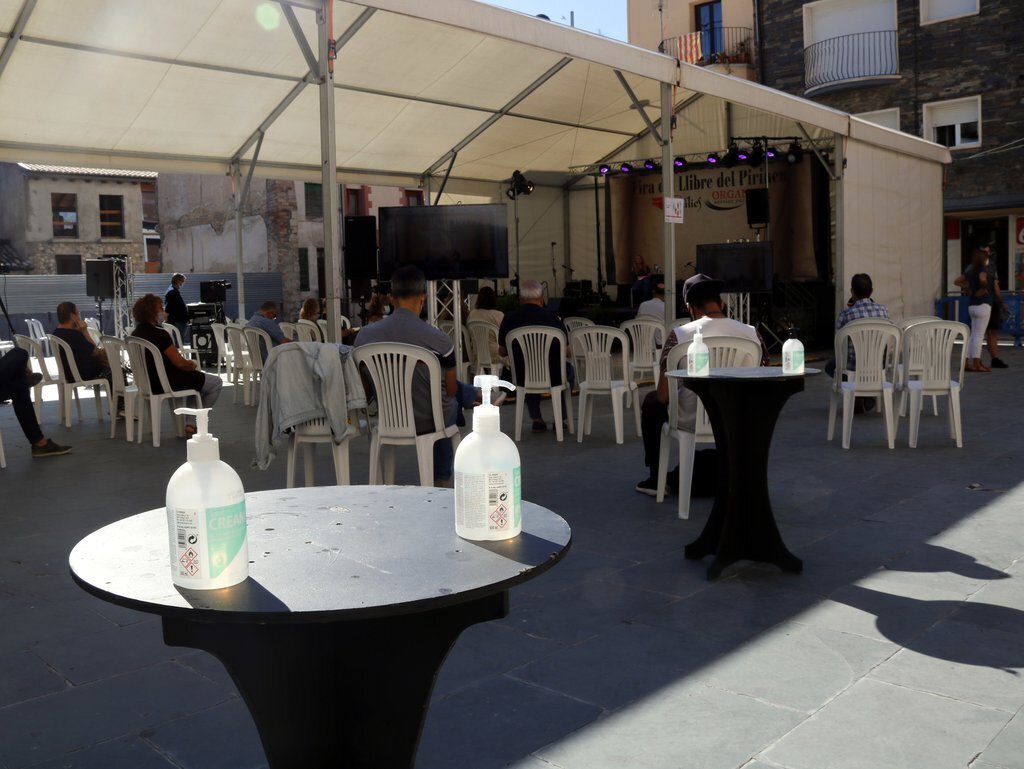 Pla obert del gel hidroalcohòlic que hi ha a l'entrada d'accés a la plaça Major d'Organyà en motiu de la 24a Fira del Llibre del Pirineu, el 5 de setembre de 2020. (Horitzontal)