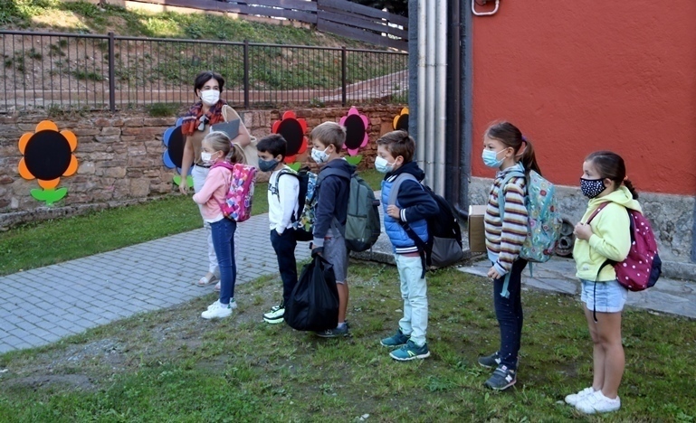 Un grup de nens amb fila esperant per entrar a l'escola de Salardú, el primer dia de classe, el 14 de setembre del 2020. (horitzontal)