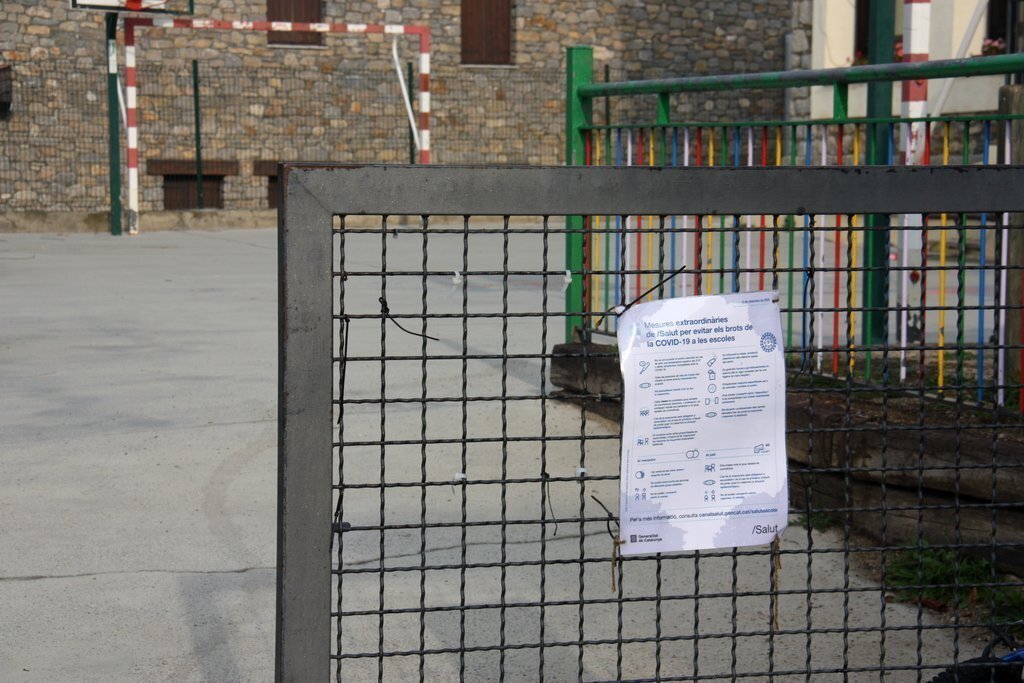 Pla de detall d'un cartell sobre les mesures sanitàries de la covid-19 col·locat a l'entrada de l'Escola Ridolaina de Montellà i Martinet (Cerdanya). Imatge del 17 de setembre de 2020 (Horitzontal).