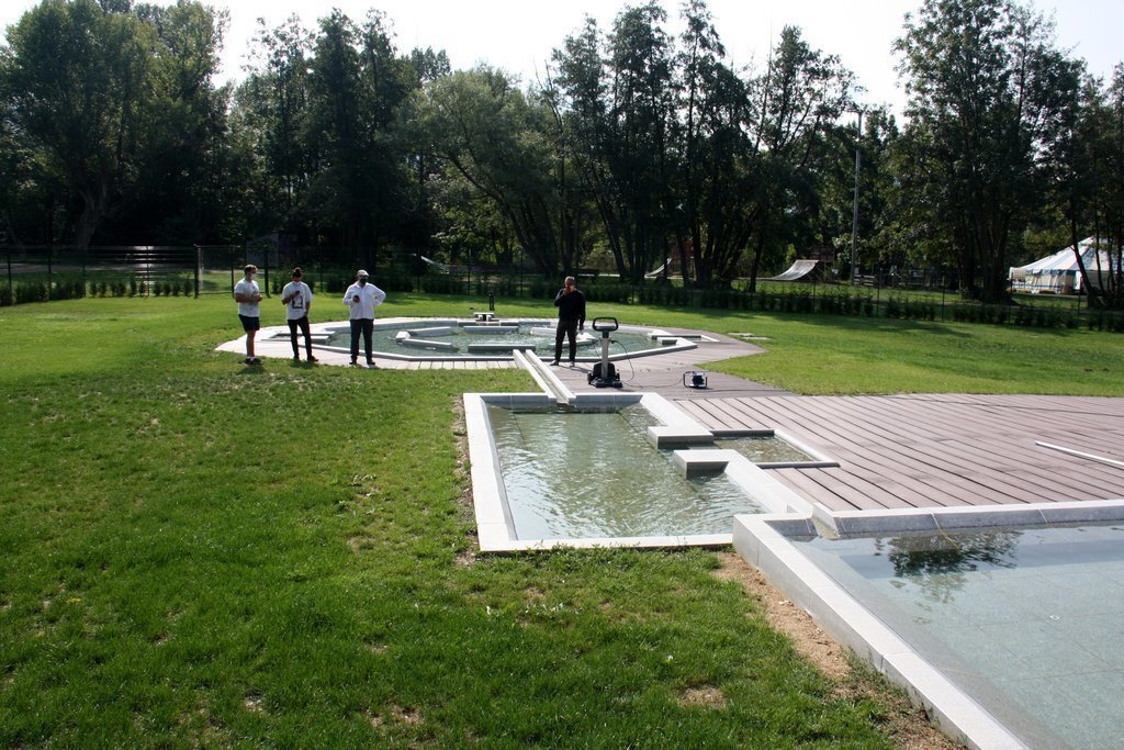 Pla obert dels banys termals de Llívia (Cerdanya), on es veu en primer terme part de les piscines petites i la que té forma octogonal i és més gran al fons. Imatge del 17 de setembre de 2020 (Horitzontal).