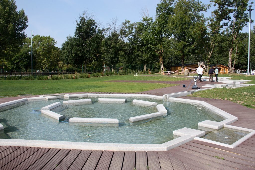 Pla obert dels banys termals de Llívia (Cerdanya), on es veu en primer terme la piscina octogonal i les altres més petites al fons. Imatge del 17 de setembre de 2020 (Horitzontal).