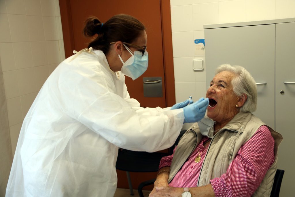 Joana Bringué donant mostres d'ADN per facilitar la identificació dels afusellats a la fossa de Sorpe. Imatge del 21 de setembre del 2020. (horitzontal)