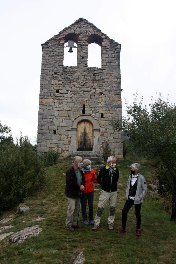 Pla obert on es veuen diversos veïns del nucli de Pedra, a Bellver de Cerdanya, davant l'església de Sant Julià de Pedra per demanar que es revoqui la immatriculació feta pel Bisbat d'Urgell. Imatge del 22 de setembre de 2020 (Vertical).