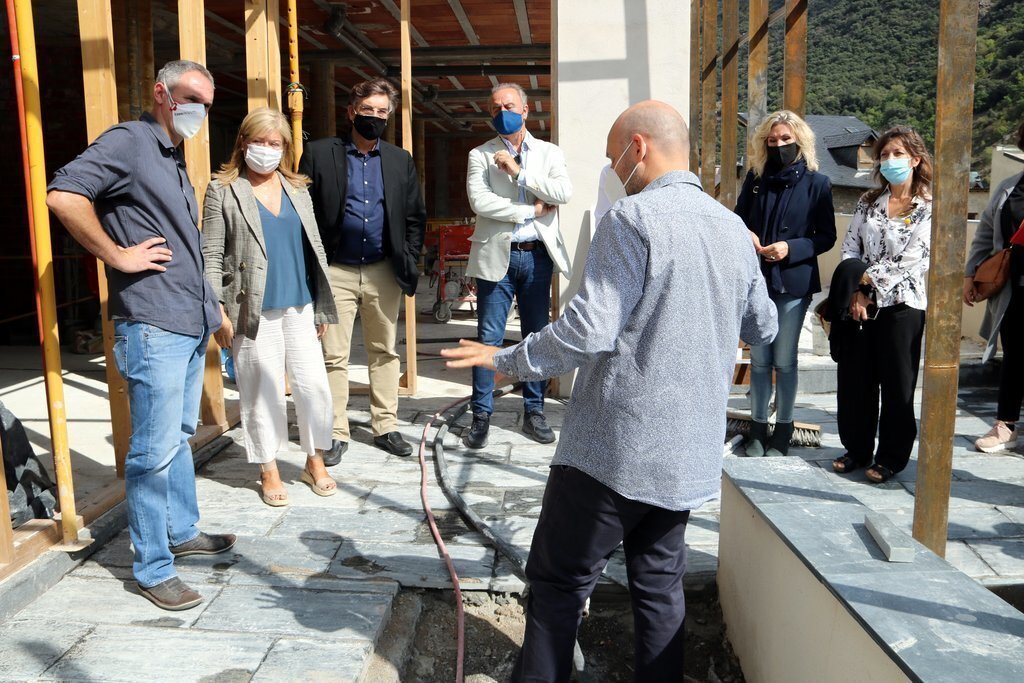 Pla general de la consellera de Cultura, Àngels Ponsa, visitant les obres de la futura biblioteca comarcal del Pallars Sobirà, acompanyada dels encarregats de l'obra i l'alcalde de Sort, Raimon Monterde. Imatge del 24 de setembre del 2020. (Horitzontal)