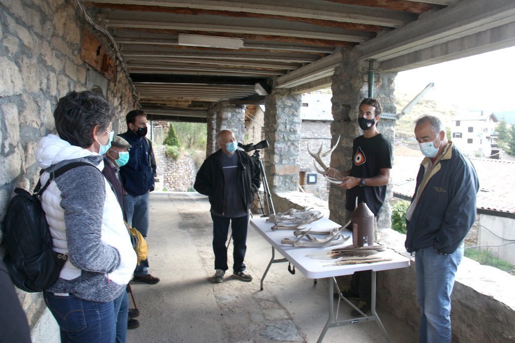 Pla americà de l'ambientòleg, guia i soci de la cooperativa Boumort Indòmit Ecoturisme, Albert Cereza, explicant l'oferta que es posarà en marxa a la zona de diversos agents del territori. Imatge del 28 de setembre de 2020 (Horitzontal).