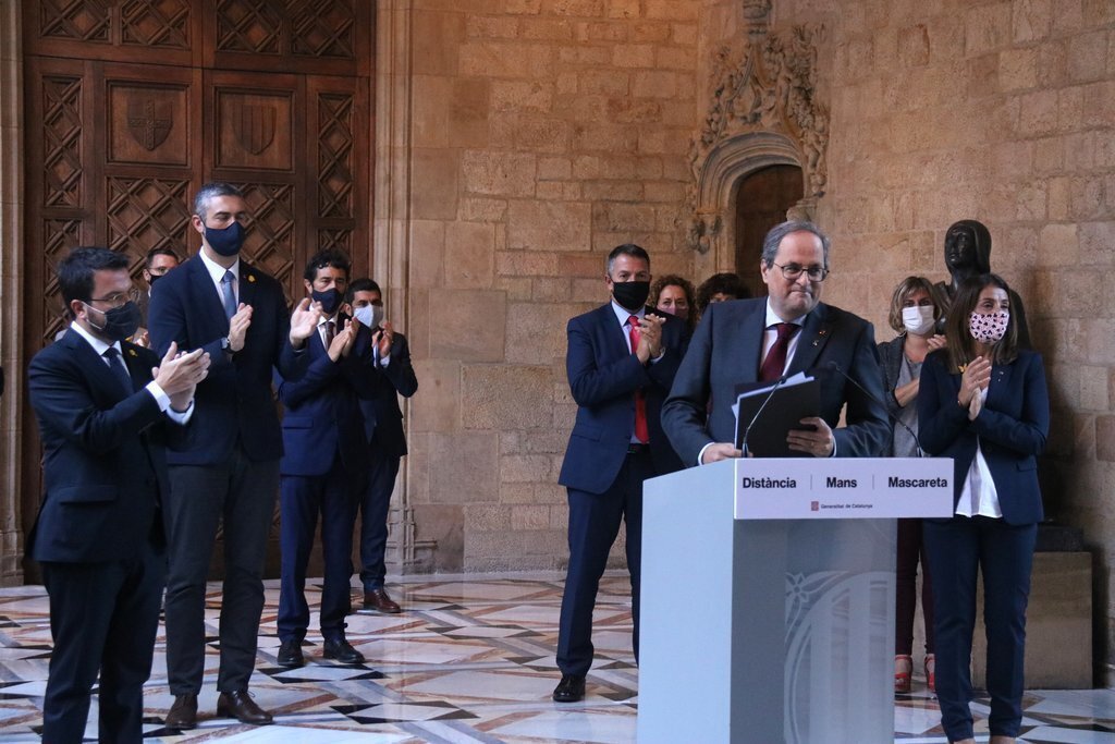   El president de la Generalitat inhabilitat, Quim Torra, envoltat dels membres del seu Govern, en la seva declaració a la Galeria Gòtica del Palau, el 28 de setembre del 2020. (Horitzontal)