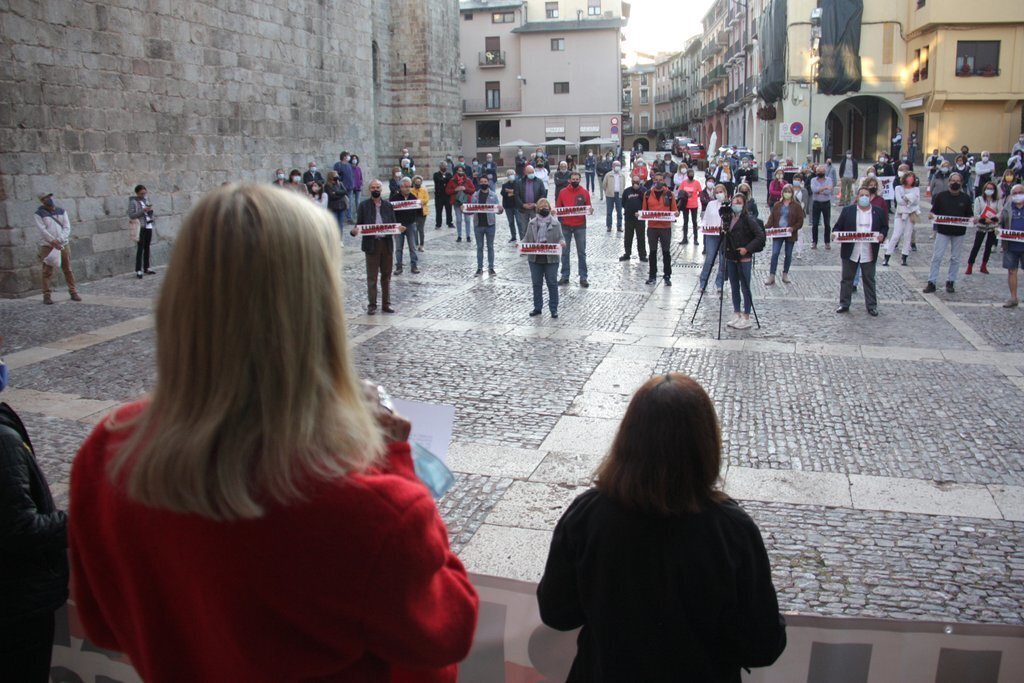 Pla obert on es veuen desenes de manifestants concentrats davant l'Ajuntament de la Seu d'Urgell amb pancartes de