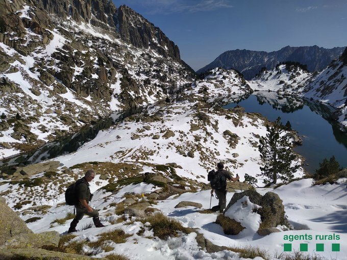 Pla obert on es poden veure dos Agents Rurals treballant en la recerca d'una parella de joves desapareguts al Parc Nacional d'Aigüestortes i Estany de Sant Maurici, el 30 de setembre de 2020. (Horitzontal)