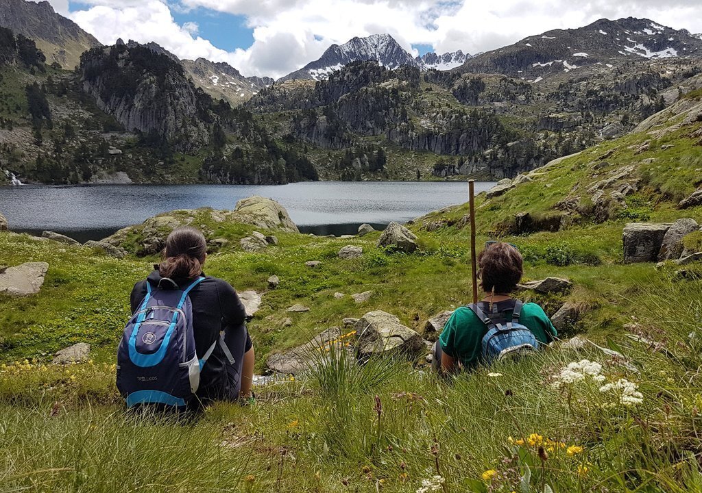 Imatge de dos excursionistes al llac de Colomers, al municipi de Naut Aran. (horitzontal)