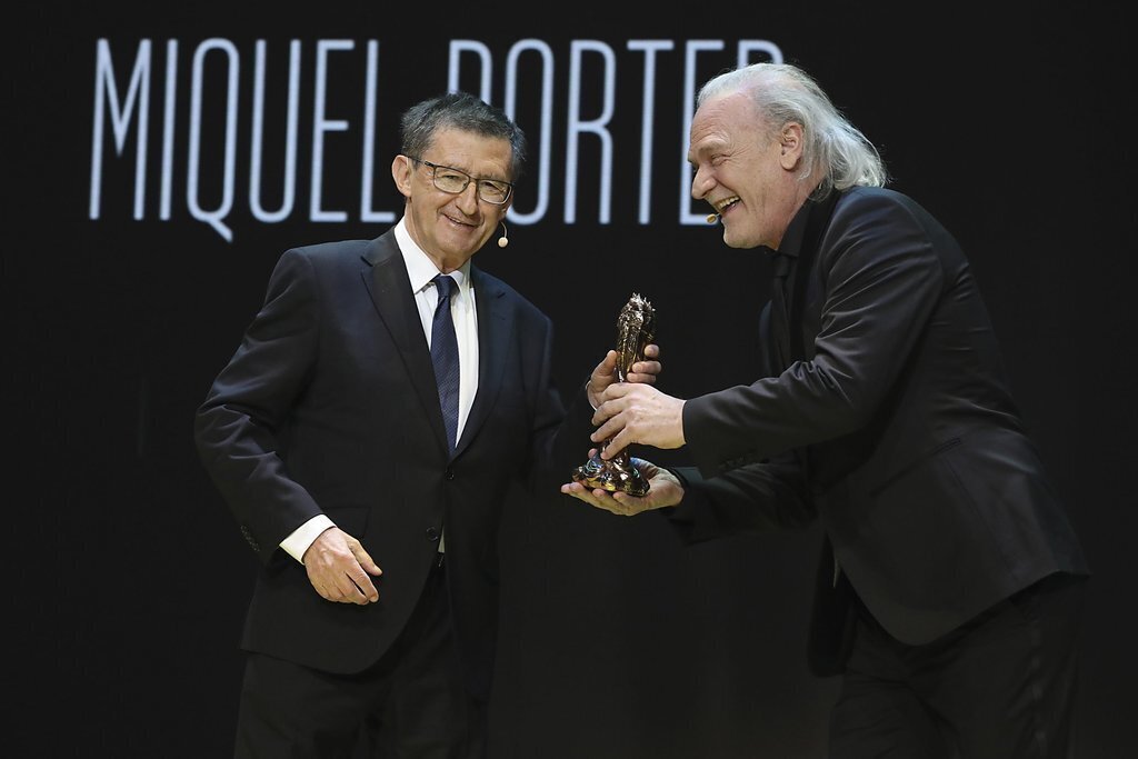 Lluís Homar lliura el Gaudí d’Honor–Miquel Porter a Francesc Betriu, el 19 de gener del 2020. (Horitzontal)