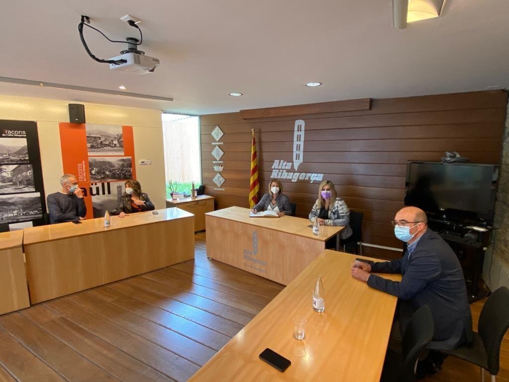 Pla general de la reunió de la vicepresidenta, Rosa Pujol, amb la presidenta del Consell de l'Alta Ribagorça, Maria José Erta, i l'alcalde del Pont de Suert, José Antonio Troguet, a la seu del Consell Comarcal el 9 d'octubre del 2020. (horitzontal)