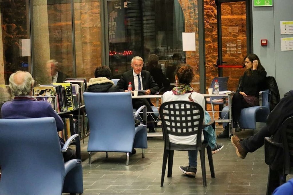 Sandra Comas presentaació novel·la a Puigcerdà tris
