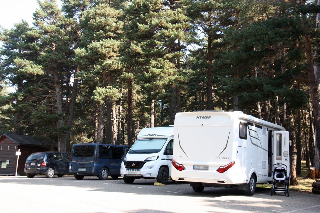 Pla de detall de dos autocaravanes estacionades a l'aparcament de Sant Joan de l'Erm, dins el Parc Natural de l'Alt Pirineu i al municipi de Montferrer i Castellbò (Alt Urgell). Imatge del 16 de setembre de 2020 (Horitzontal).
