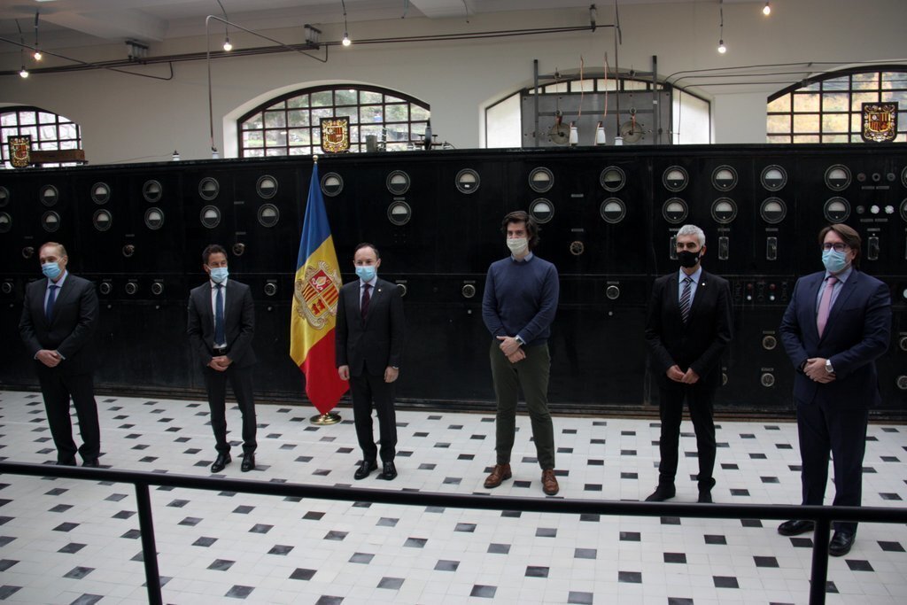 Pla obert del cap de govern d'Andorra, Xavier Espot, (al costat de la bandera del país) i dels representants dels grups parlamentaris que han signat un pacte sobre la negociació de l'acord d'associació amb la UE, el 26 d'octubre de 2020 (Horitzontal).