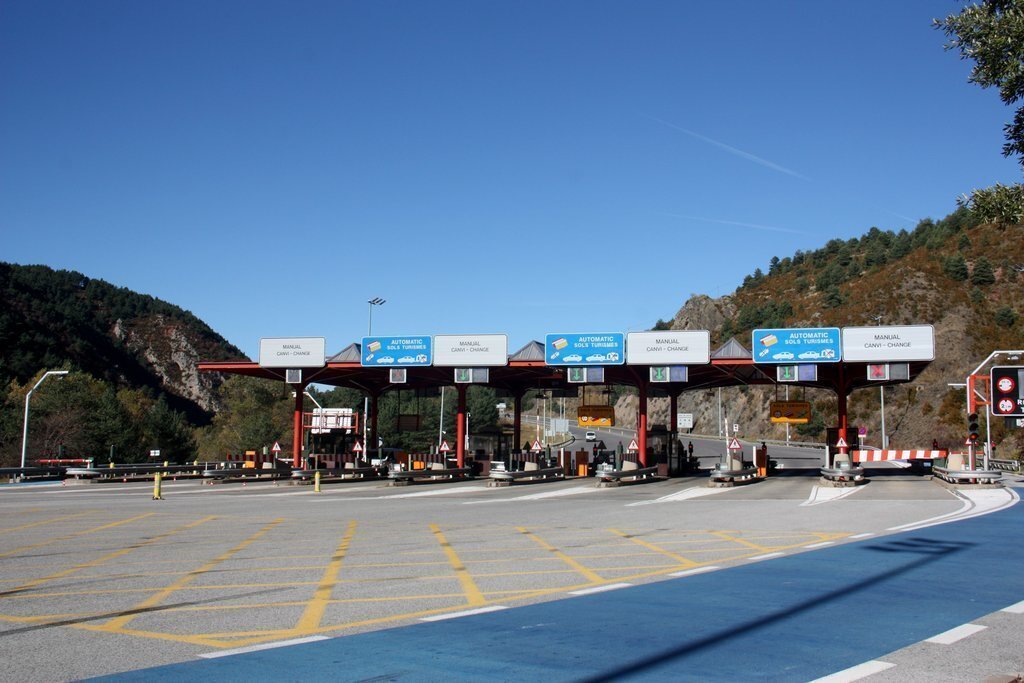 Pla general del peatge del túnel del Cadí (C-16) pràcticament buit i on es veu una furgoneta a punt de passar per aquest punt al fons en el primer dia de confinament municipal de caps de setmana. Imatge del 30 d'octubre de 2020 (Horitzontal).