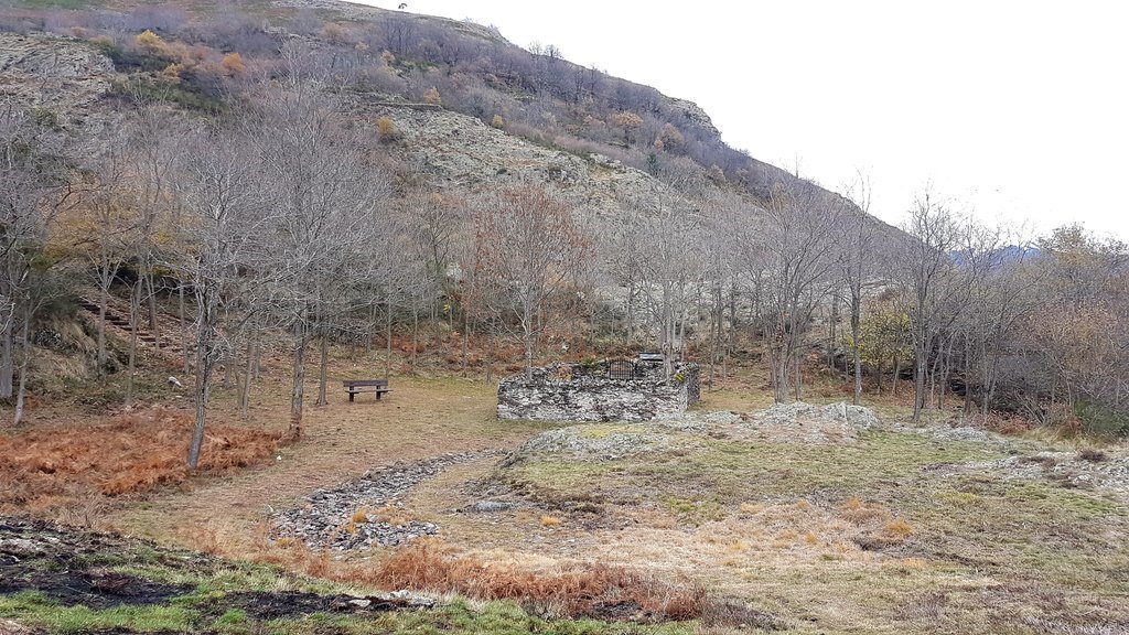 Vista panoràmica de l'indret on es troba el cementiri de Teresa a la localitat de Bausen. Imatge del 30 d'octubre del 2020. (horitzontal)