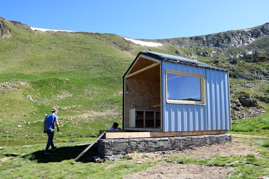 Pla de detall de la cabana de pastor a mig construir. Imatge del 22 de juny del 2020 (horitzontal)