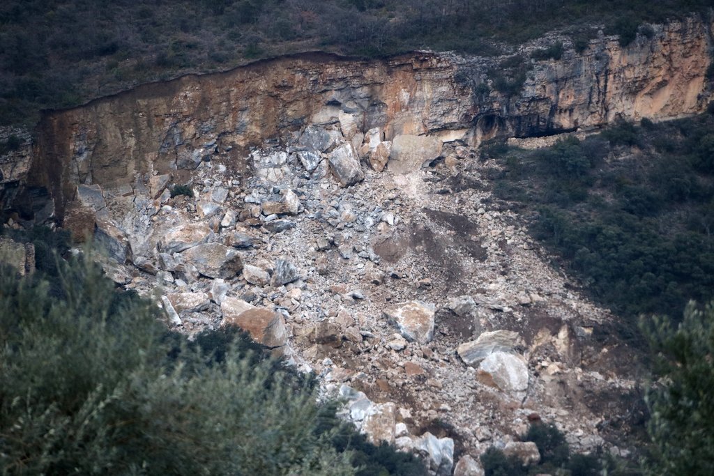 Primer pla de l'esllavissada que ha caigut al municipi del Castell de Mur, prop de Moror. Imatge del 16 d'abril del 2018. (horitzontal)