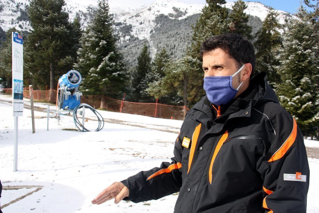 Pla mitjà del director de La Molina, Xavier Perpinyà, a la base de l'estació i al costat d'un dels canons de neu. Imatge del 15 d'octubre de 2020 (Horitzontal).