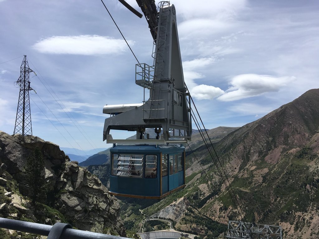 Pla general del telefèric d'Estany Gento-Sallente, a la Vall Fosca. (horitzontal)