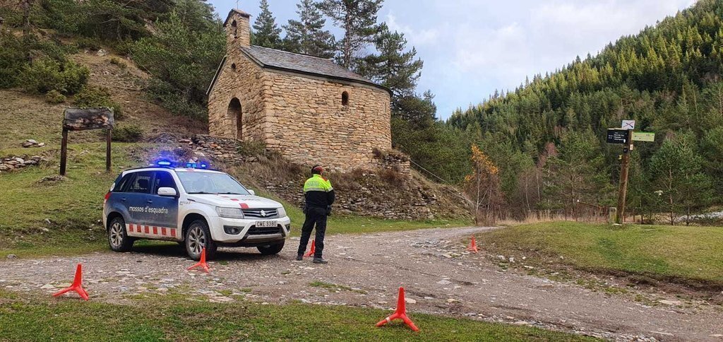 Pla obert d'un control dels Mossos d'Esquadra per impedir l'accés motoritzat al Parc Natural de l'Alt Pirineu, el 9 de novembre del 2020. (Horitzontal)