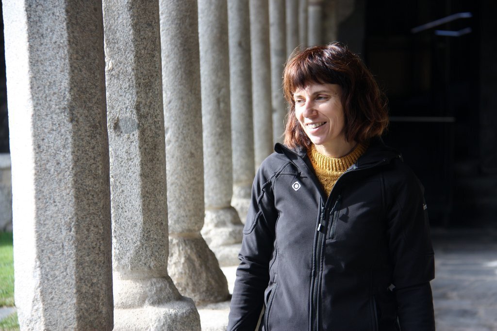 Pla mitjà de la delegada de patrimoni del Bisbat d'Urgell, Clara Arbués, als claustres de la Catedral de Santa Maria d'Urgell. Imatge del 12 de novembre de 2020 (Horitzontal).