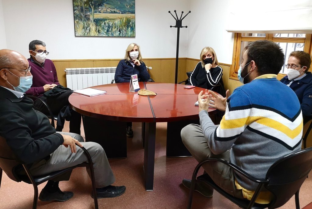 Representants dels comerços i serveis d'Artesa de Segre, reunits amb l'alcalde Mingo Sabanés i el regidor Marc Tico, el 13 de novembre del 2020. (Horitzontal)