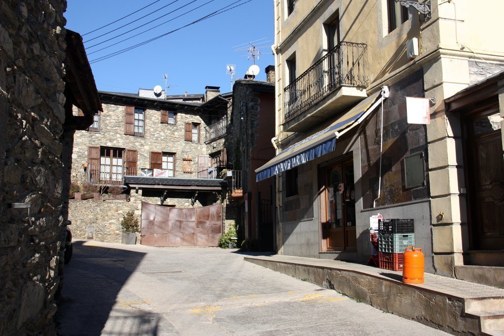 Pla obert on es veu l'entrada d'una botiga de queviures de Ger (Cerdanya). Imatge del 18 de novembre de 2020 (Horitzontal).