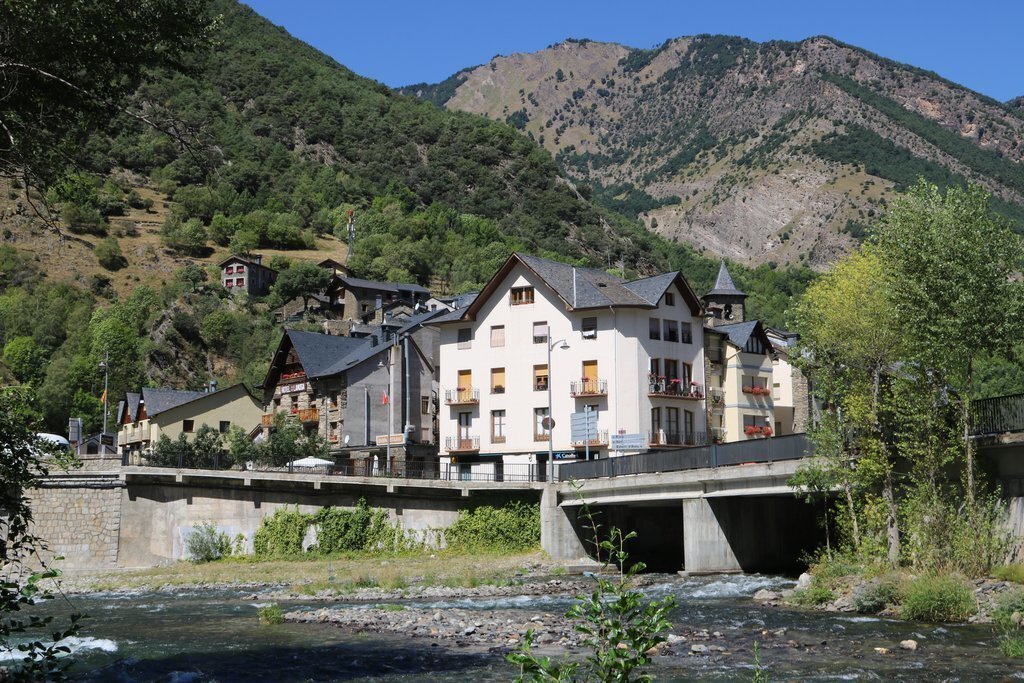 Pla general del poble de Llavorsí, al Pallars Sobirà. Imatge del 6 d'agost del 2020. (horitzontal)
