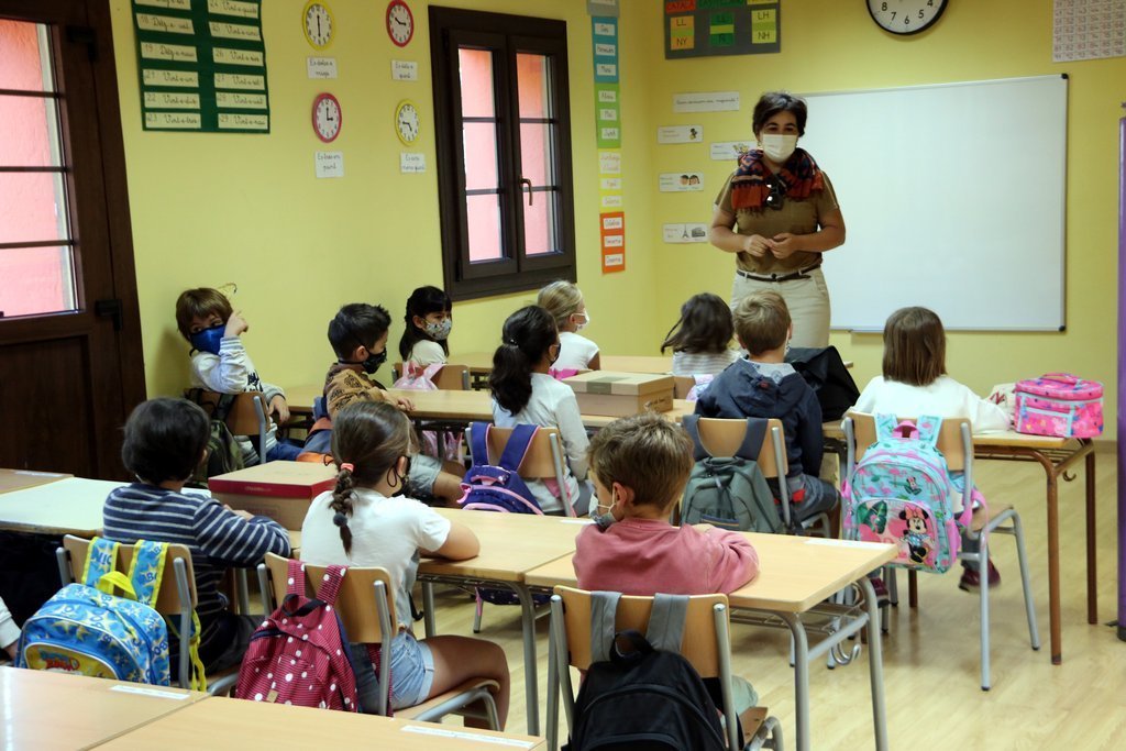 Pla genera de nens i nenes assegudes al seu pupitre a l'escola de Salardú i tots amb mascareta. Imatge del 14 de setembre del 2020. (horizontal)