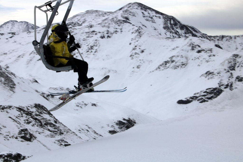 Pla mitjà on es poden veure uns esquiadors a punt de baixar del telecadira a l'estació d'esquí de Boí Taüll, el 16 de desembre de 2019. (Horitzontal)