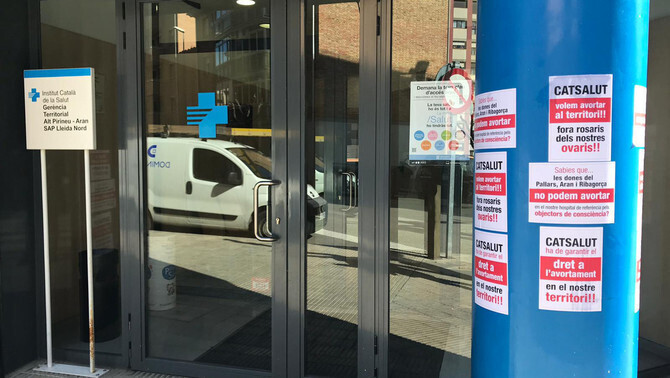 Imatge de l'entrada a un CAP del Pallars amb cartells en defensa de l'avortament al territori. Imatge del 9 de març del 2020. (horitzontal)