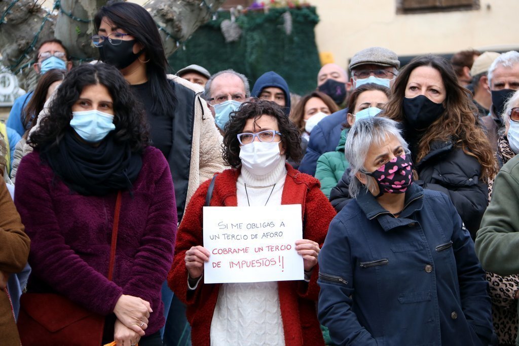 Pla de detall d'una dona concentrada a Vielha reclamant mesures pel sector turístic el 26 de novembre del 2020. (horitzontal)