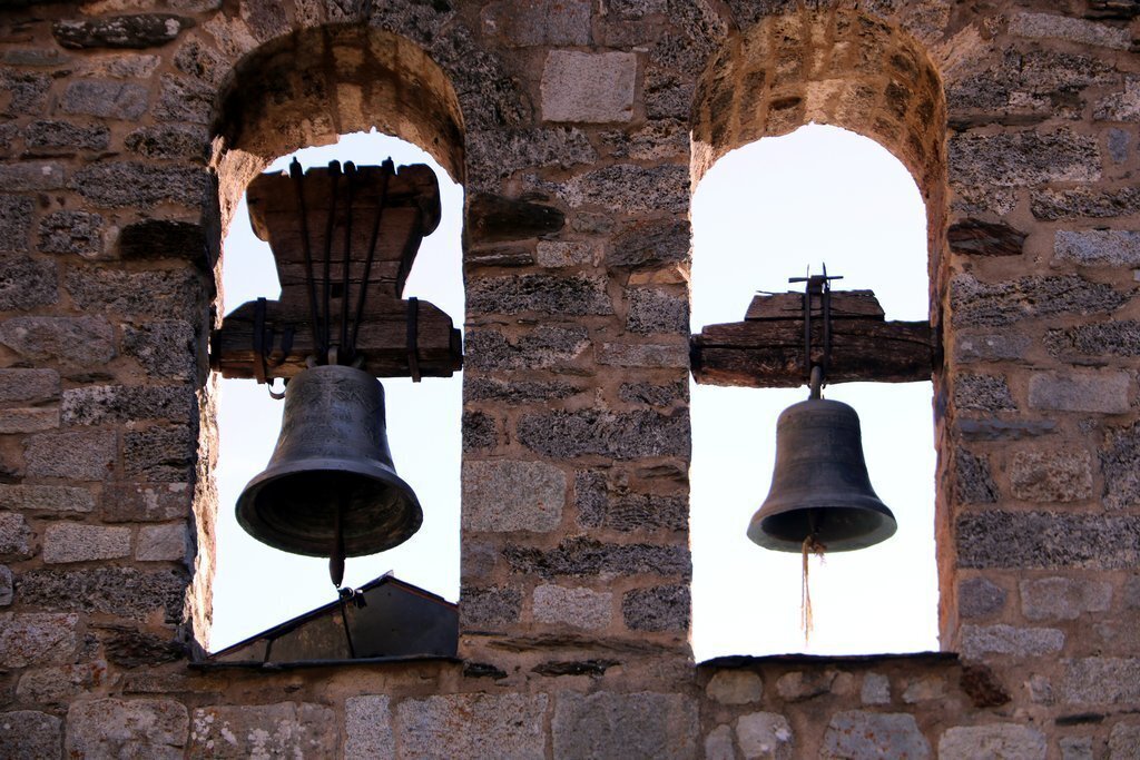 Pla de detall de les campanes de l'església de Santa Maria de Cardet, a la Vall de Boí, repicant el 30 de novembre del 2020. (horitzontal)